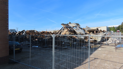 908964 Gezicht op de verwrongen metalen resten van het bedrijfsverzamelgebouw Strijkviertel 35 te De Meern (gemeente ...